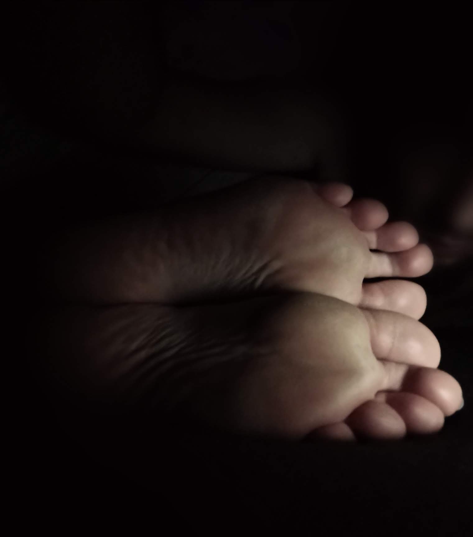À ses pieds